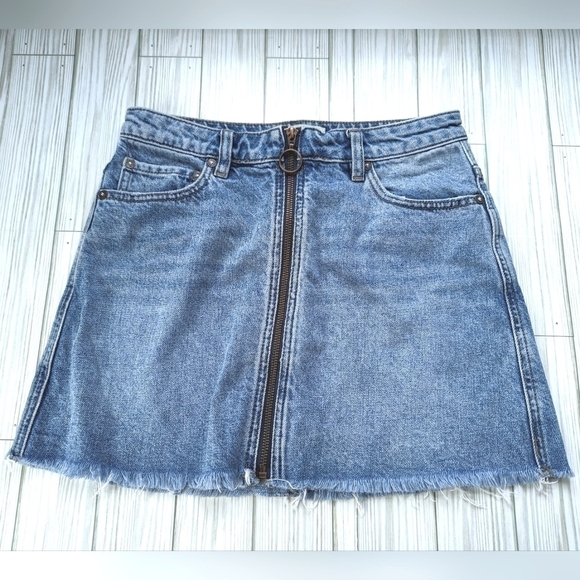 Free People We the Free Zip It Up Denim Distressed Mini Skirt in Med Wash Sz 25 - Picture 4 of 9